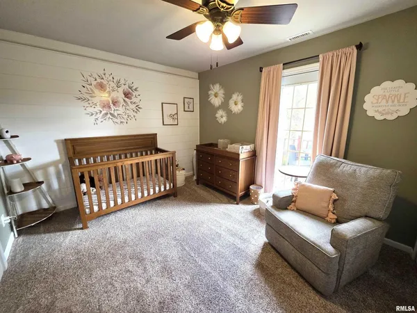 $349,500 | 521 North Locust Street, Flora, IL 62839
