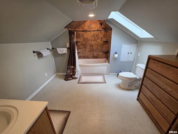 $349,500 | 521 North Locust Street, Flora, IL 62839
