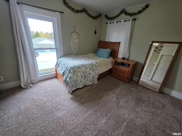 $349,500 | 521 North Locust Street, Flora, IL 62839