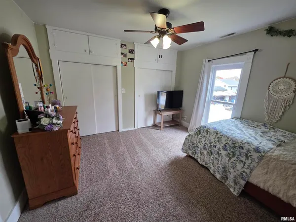 $349,500 | 521 North Locust Street, Flora, IL 62839