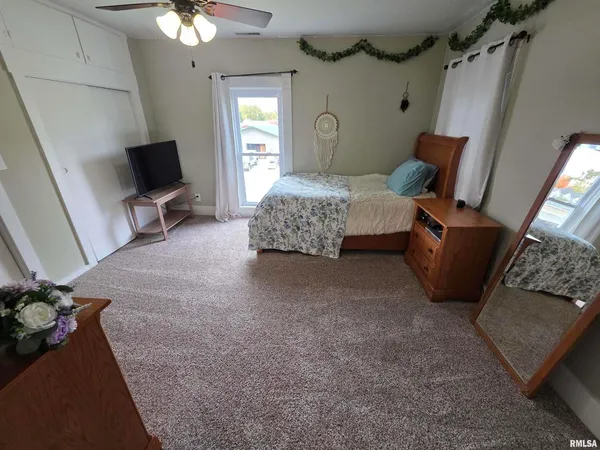 $349,500 | 521 North Locust Street, Flora, IL 62839