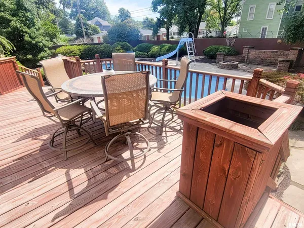 $349,500 | 521 North Locust Street, Flora, IL 62839