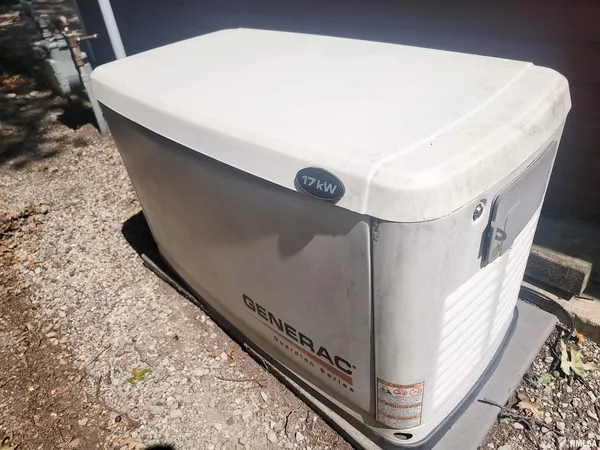 $349,500 | 521 North Locust Street, Flora, IL 62839