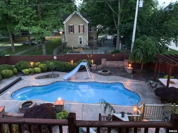 $349,500 | 521 North Locust Street, Flora, IL 62839