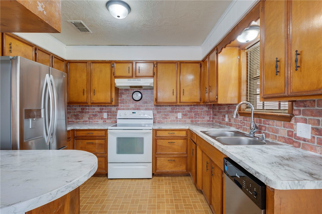 919 North Hull Street Caldwell, TX 77836 - Photo 10 of 31