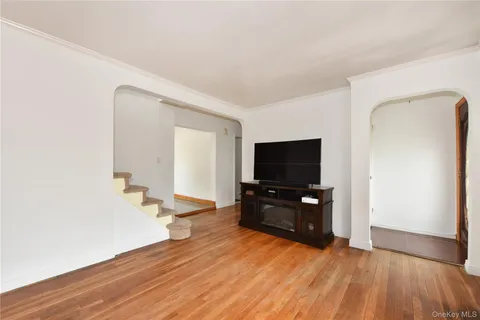 $699,999 | 916 Center Drive, Franklin Square, NY 11010