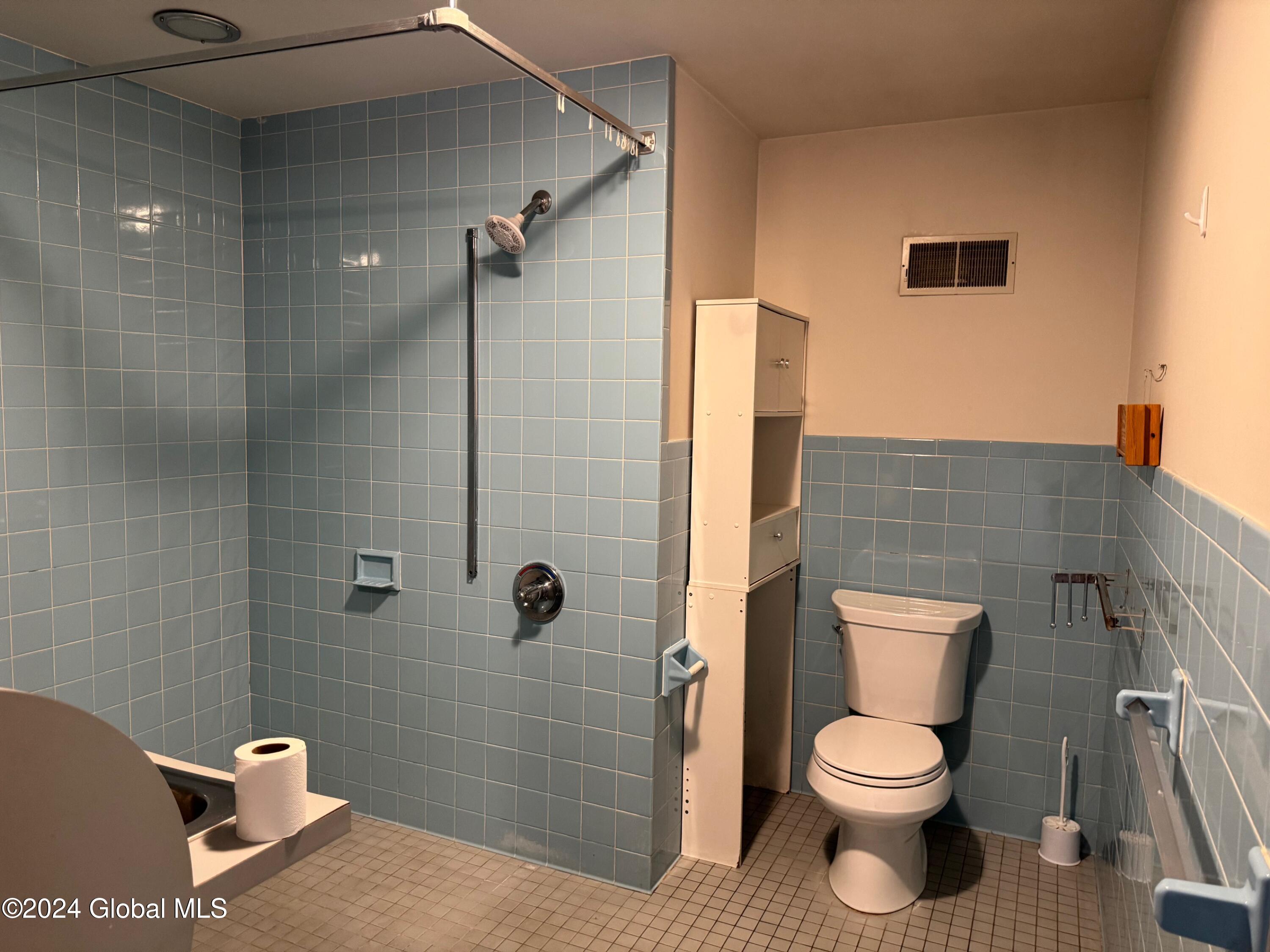 20 Westover Road Troy, NY 12180 - Photo 11 of 20 First floor handicap full bath