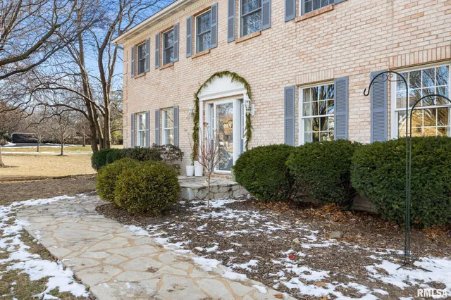 $409,000 | 313 East White Oak Court, East Peoria, IL 61611