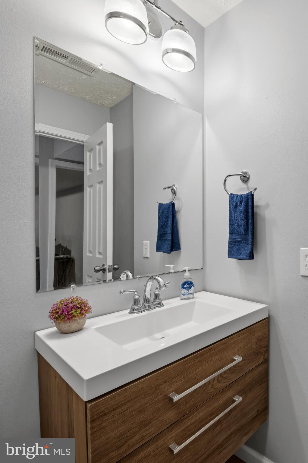 864 Snow Valley Lane Odenton, MD 21113 - Photo 26 of 42 Bathroom 3 Vanity