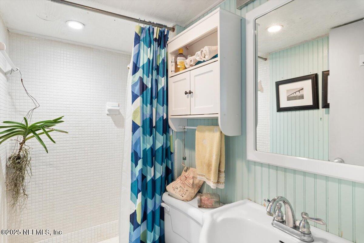 901 Ocean Boulevard, Unit 1 Atlantic Beach, FL 32233 - Photo 27 of 39 a bath room with a sink and a mirror