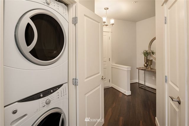 a view of entryway with washer and dryer