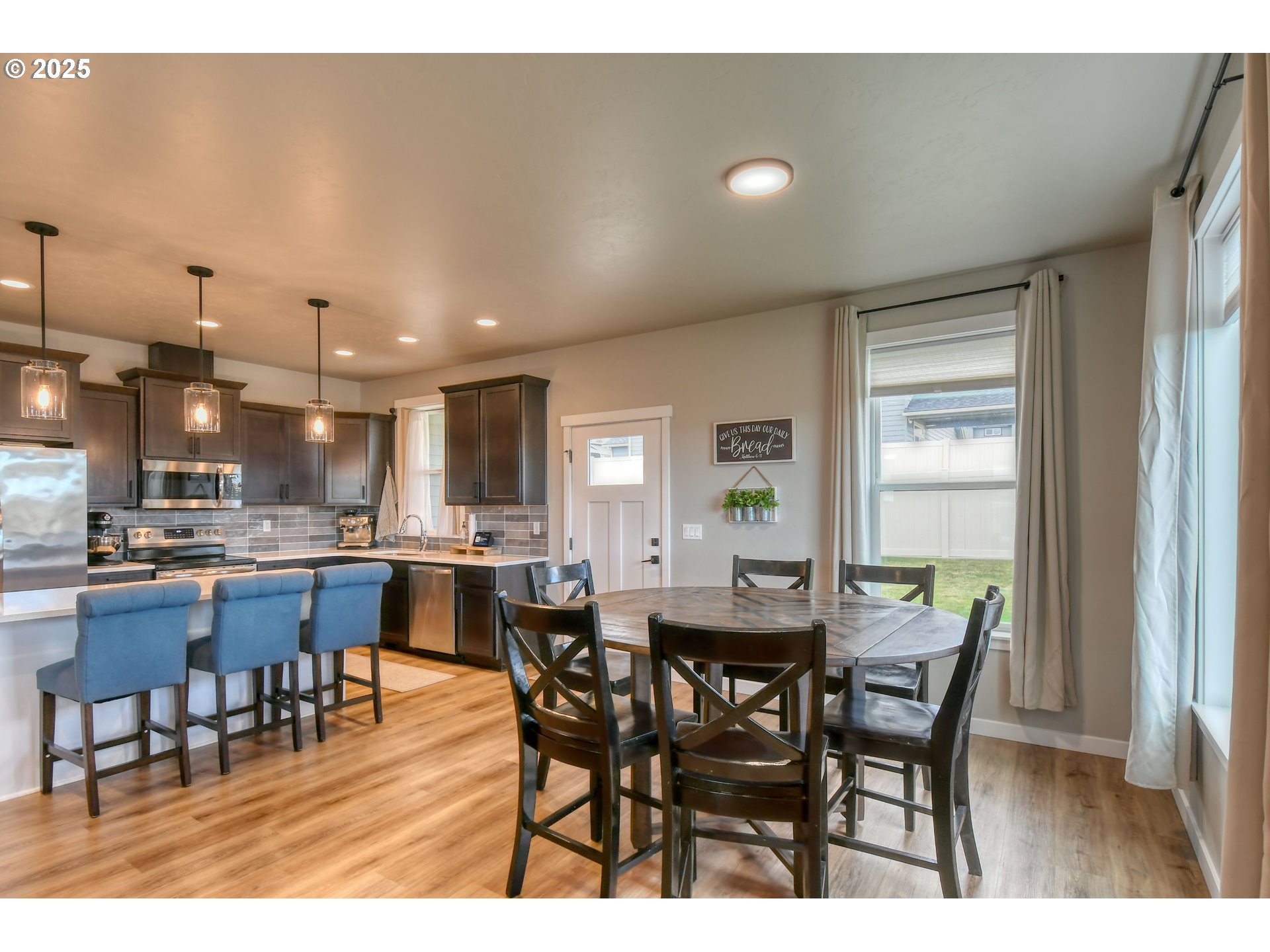 2 Lewis Circle Milton Freewater, OR 97862 - Photo 11 of 47 a dining area with furniture and window