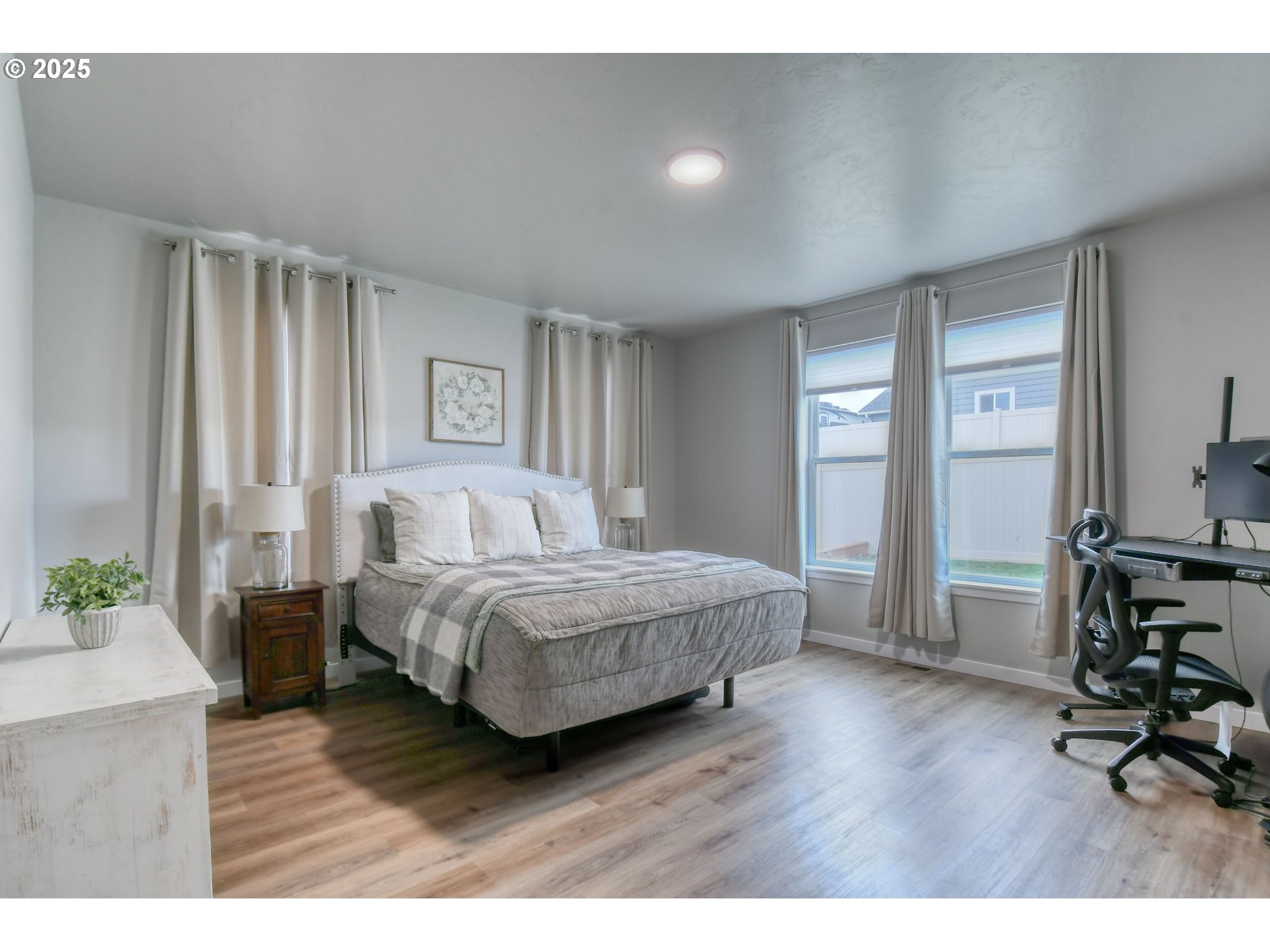 2 Lewis Circle Milton Freewater, OR 97862 - Photo 17 of 47 a spacious bedroom with a bed a table and a dresser