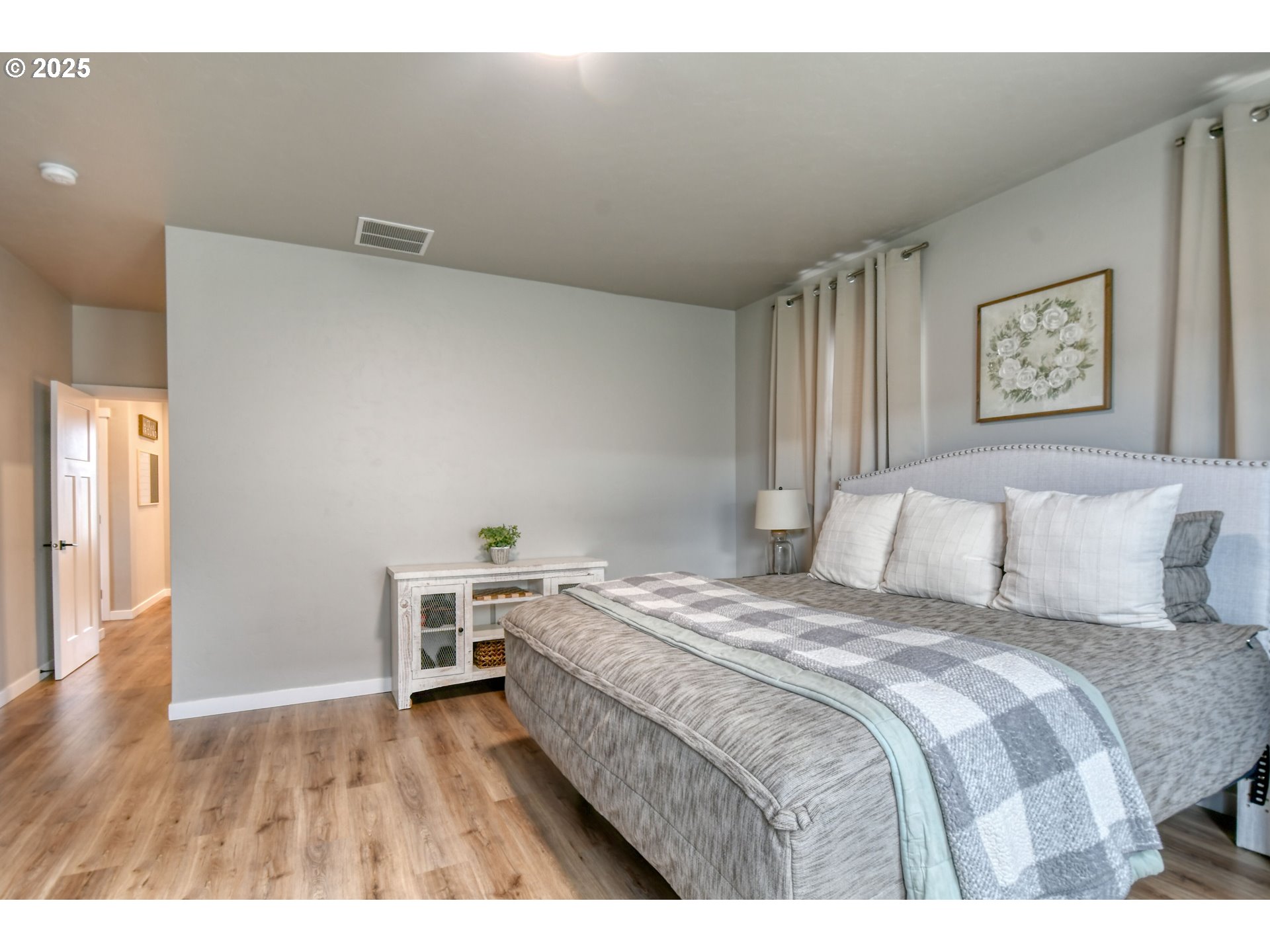 2 Lewis Circle Milton Freewater, OR 97862 - Photo 18 of 47 a bedroom with a bed and a table