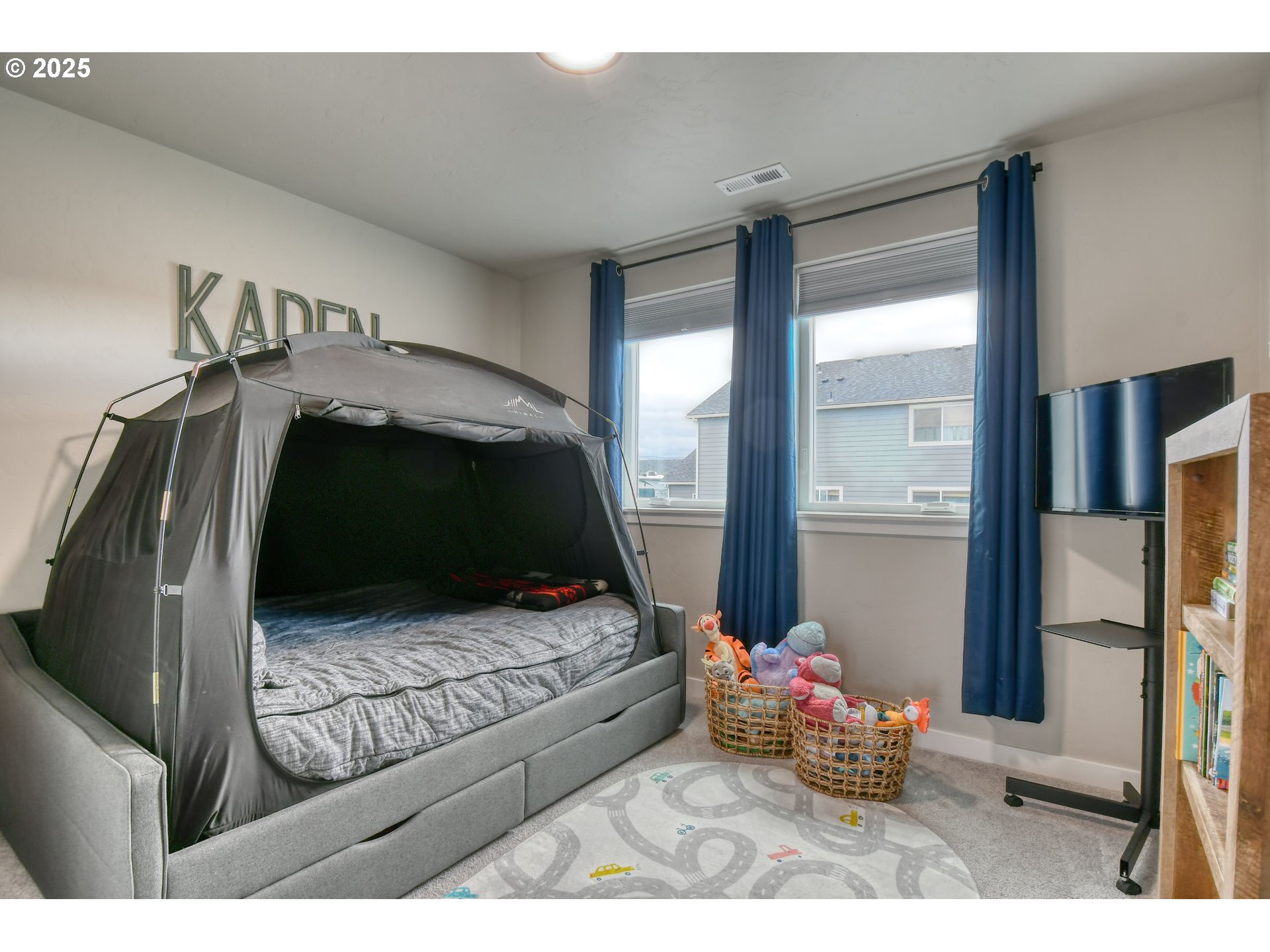 2 Lewis Circle Milton Freewater, OR 97862 - Photo 28 of 47 a bedroom with a bed and a painting on the wall