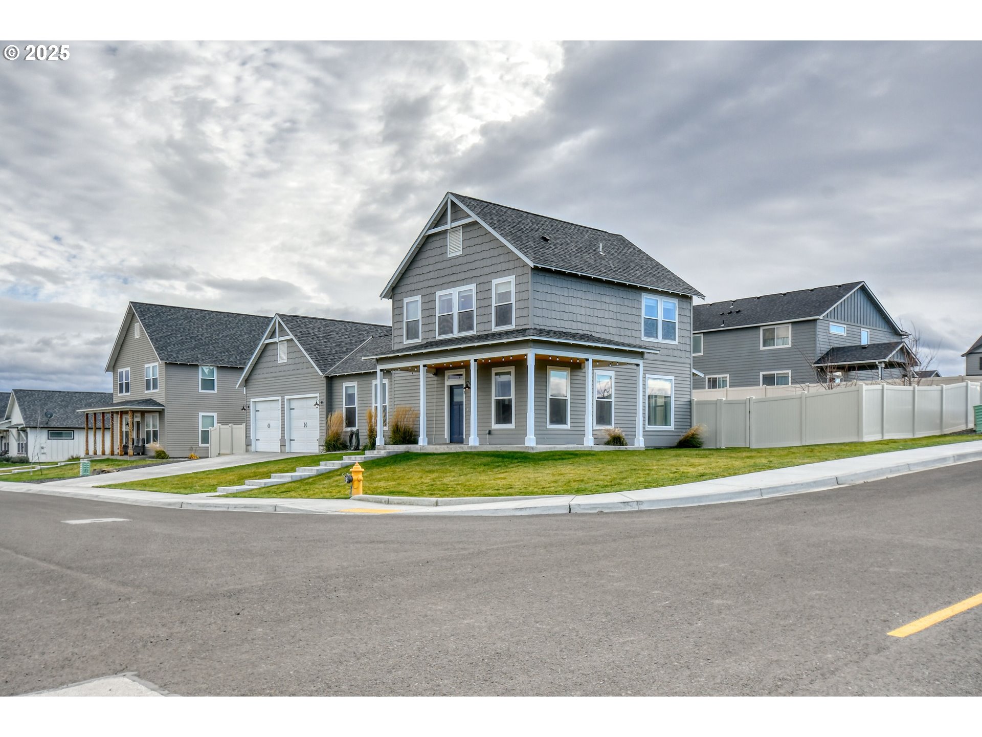 2 Lewis Circle Milton Freewater, OR 97862 - Photo 4 of 47 a front view of a house with a swimming pool