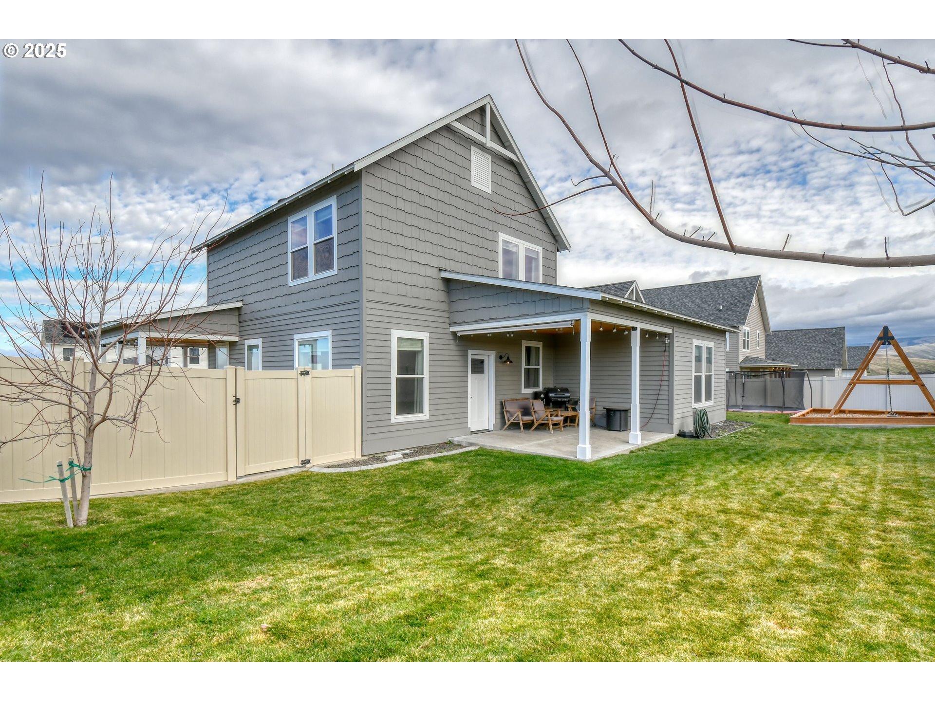 2 Lewis Circle Milton Freewater, OR 97862 - Photo 43 of 47 a view of a house with a yard and sitting area
