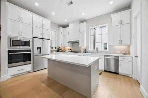 $750,000 | 966 Dunleigh Meadows Lane, Houston, TX 77055