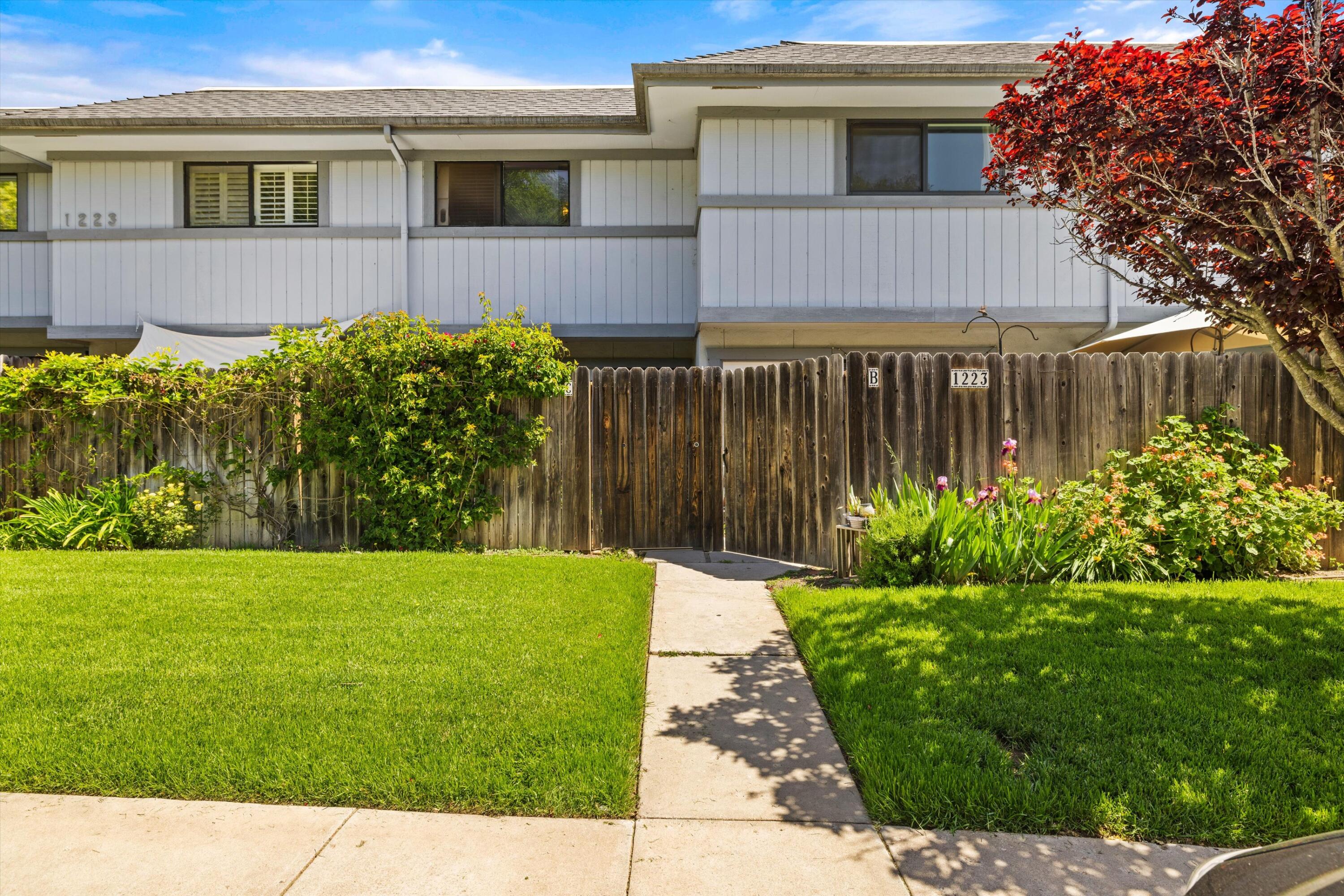 a view of a house with backyard and garden
