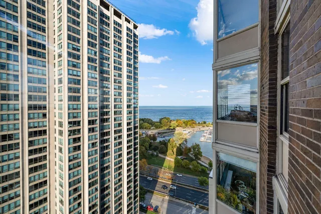 $289,999 | 525 West Hawthorne Place, Unit 2606, Chicago, IL 60657