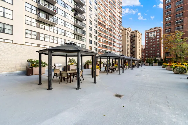 $289,999 | 525 West Hawthorne Place, Unit 2606, Chicago, IL 60657