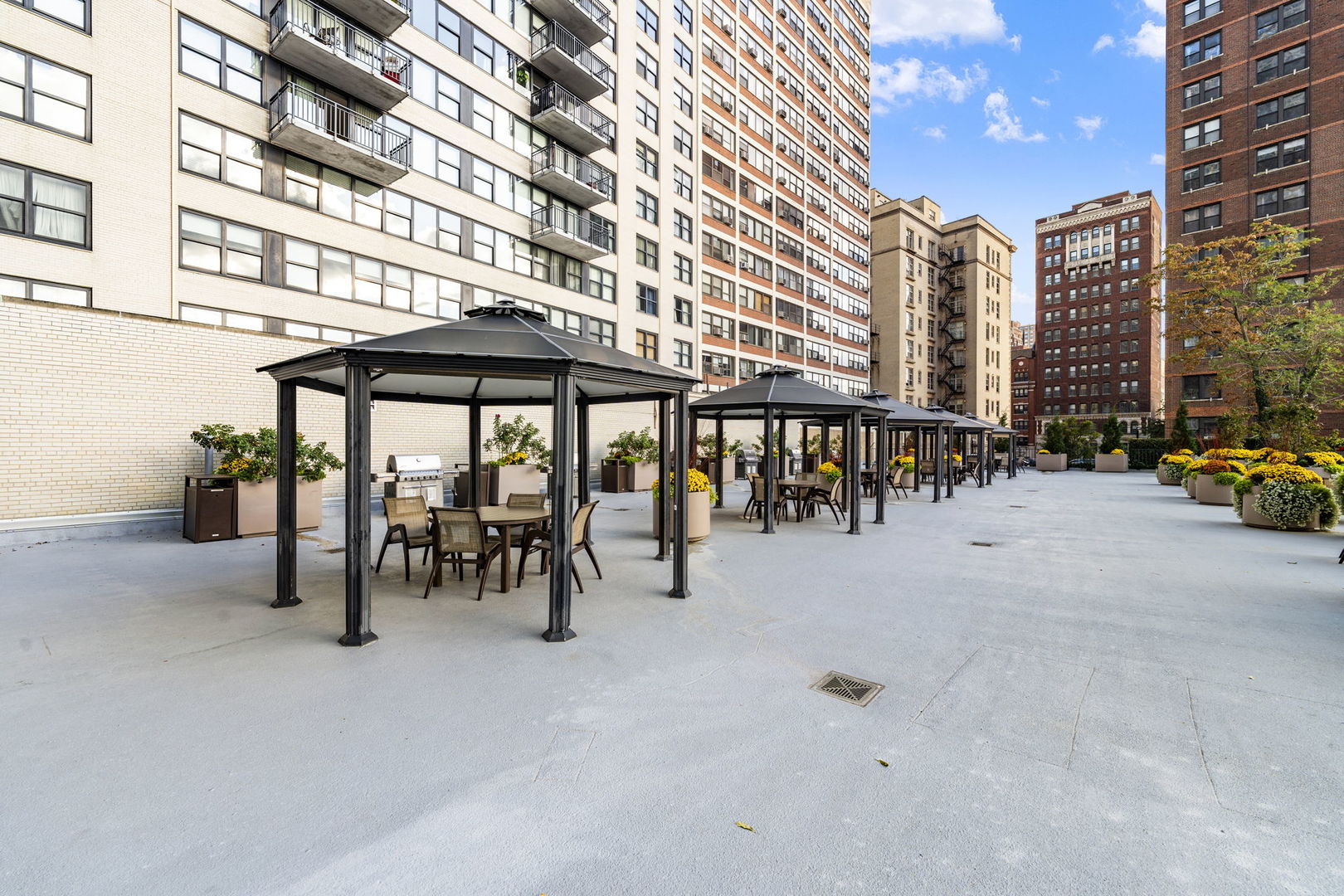 525 West Hawthorne Place, Unit 2606 Chicago, IL 60657 - Photo 23 of 37 a view of street with sitting area