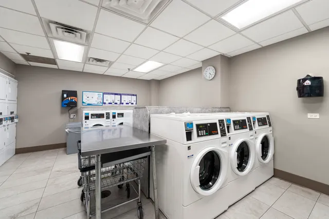 $289,999 | 525 West Hawthorne Place, Unit 2606, Chicago, IL 60657