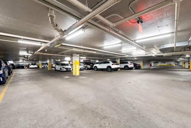 $289,999 | 525 West Hawthorne Place, Unit 2606, Chicago, IL 60657