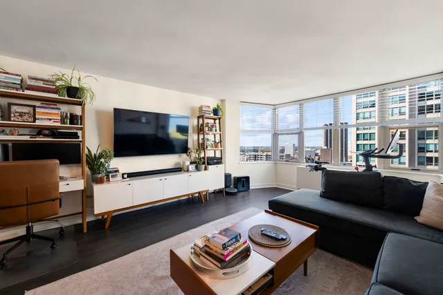 $289,999 | 525 West Hawthorne Place, Unit 2606, Chicago, IL 60657