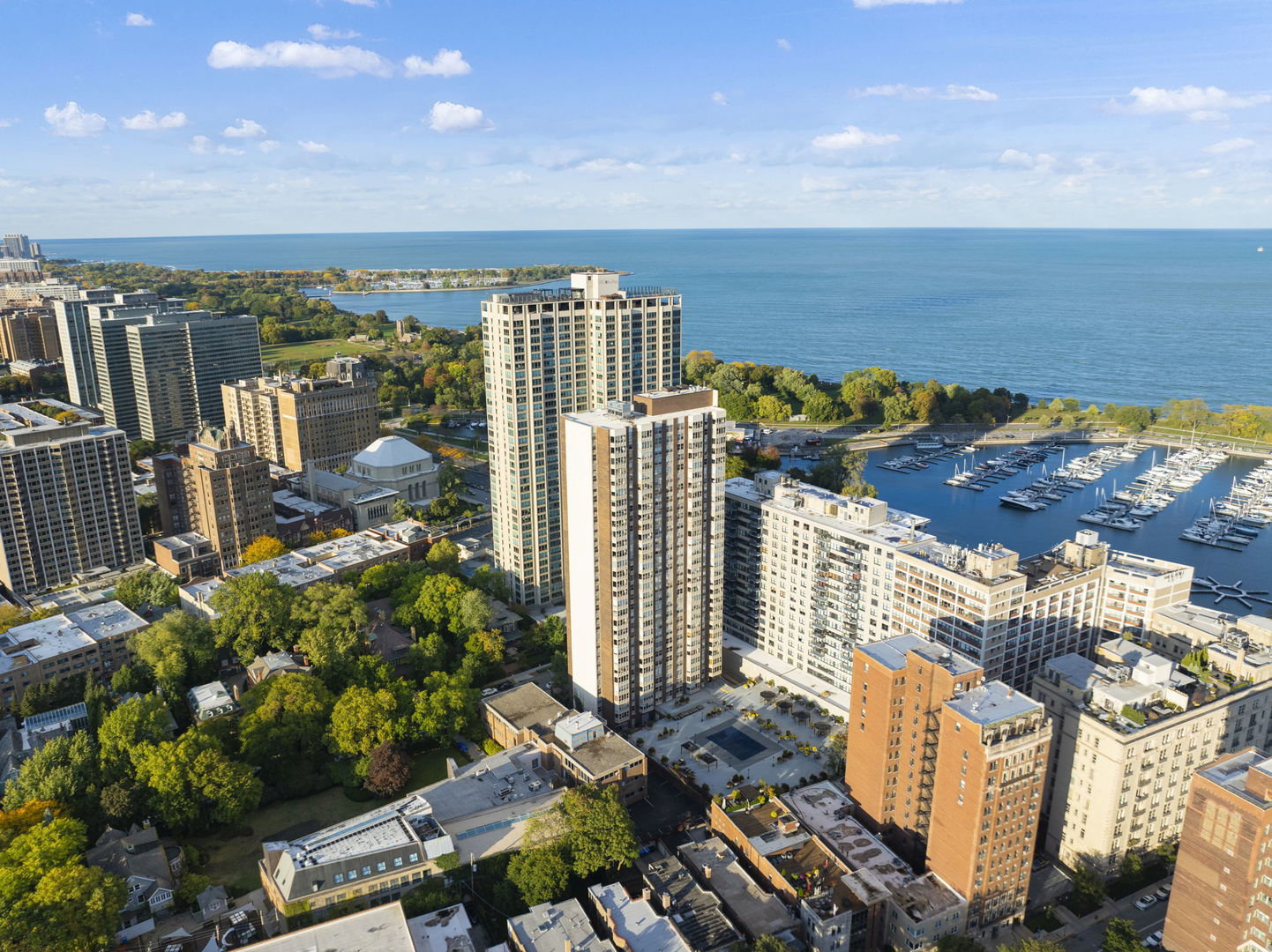 525 West Hawthorne Place, Unit 2606 Chicago, IL 60657 - Photo 33 of 37 a view of a balcony with ocean view
