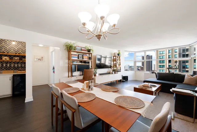 $289,999 | 525 West Hawthorne Place, Unit 2606, Chicago, IL 60657