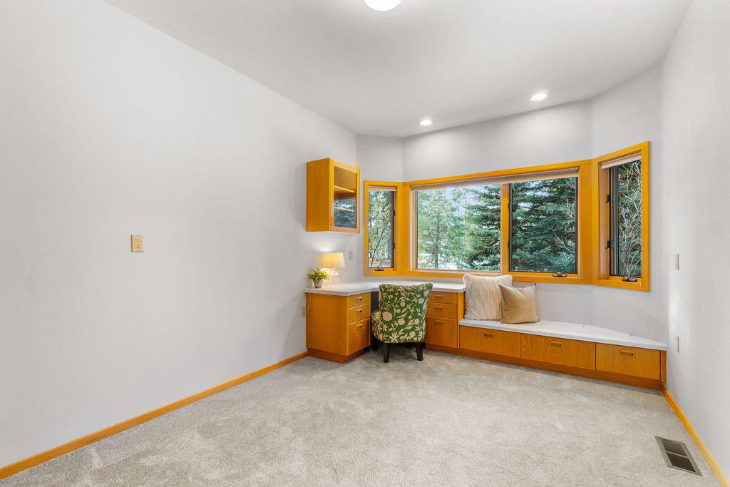60013 West Ridgeview Drive Bend, OR 97702 - Photo 26 of 43 Bedroom #2