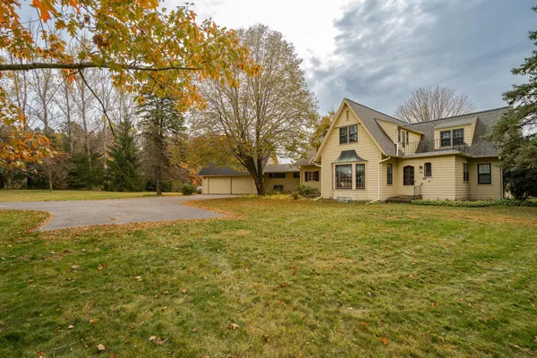$1,220,000 | 8601 County Road 3 Northwest, Oronoco, MN 55960