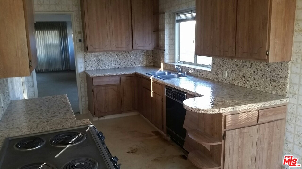 122 West Kenneth Road Glendale, CA 91202 - Photo 2 of 4 Gallery Image 2