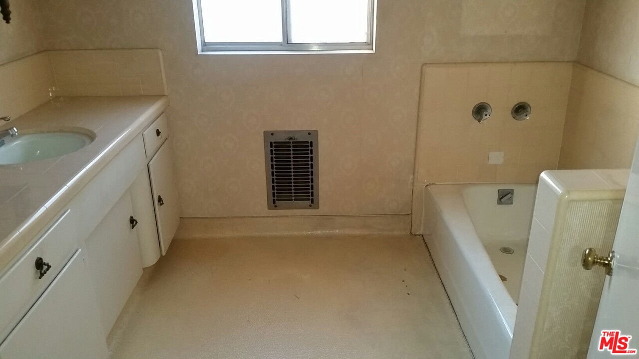122 West Kenneth Road Glendale, CA 91202 - Photo 3 of 4 Gallery Image 3