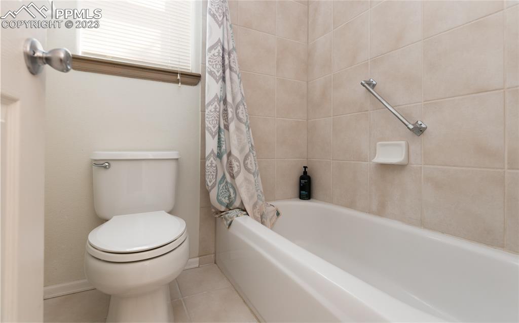 840 West Kelly Road Woodland Park, CO 80863 - Photo 18 of 37 a bathroom with a toilet and a bathtub