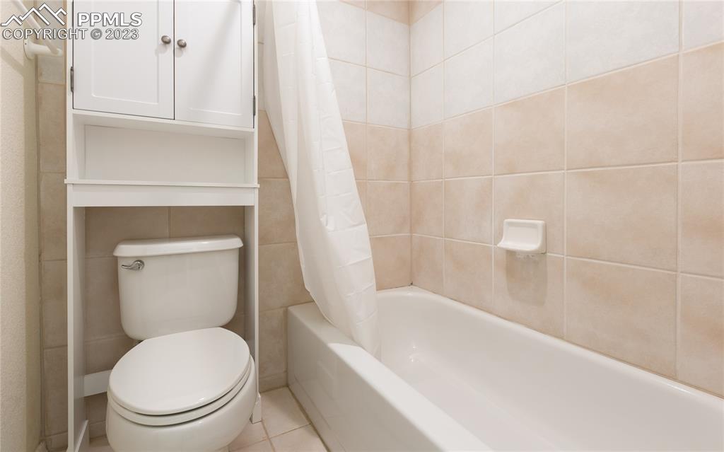 840 West Kelly Road Woodland Park, CO 80863 - Photo 31 of 37 a bathroom with a toilet and bathtub