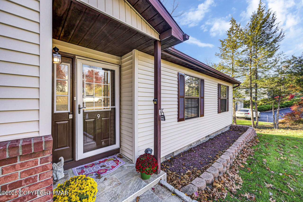 9 Gap View Heights Road East Stroudsburg, PA 18301 - Photo 5 of 57 9GapViewHeightsRd04-jpg