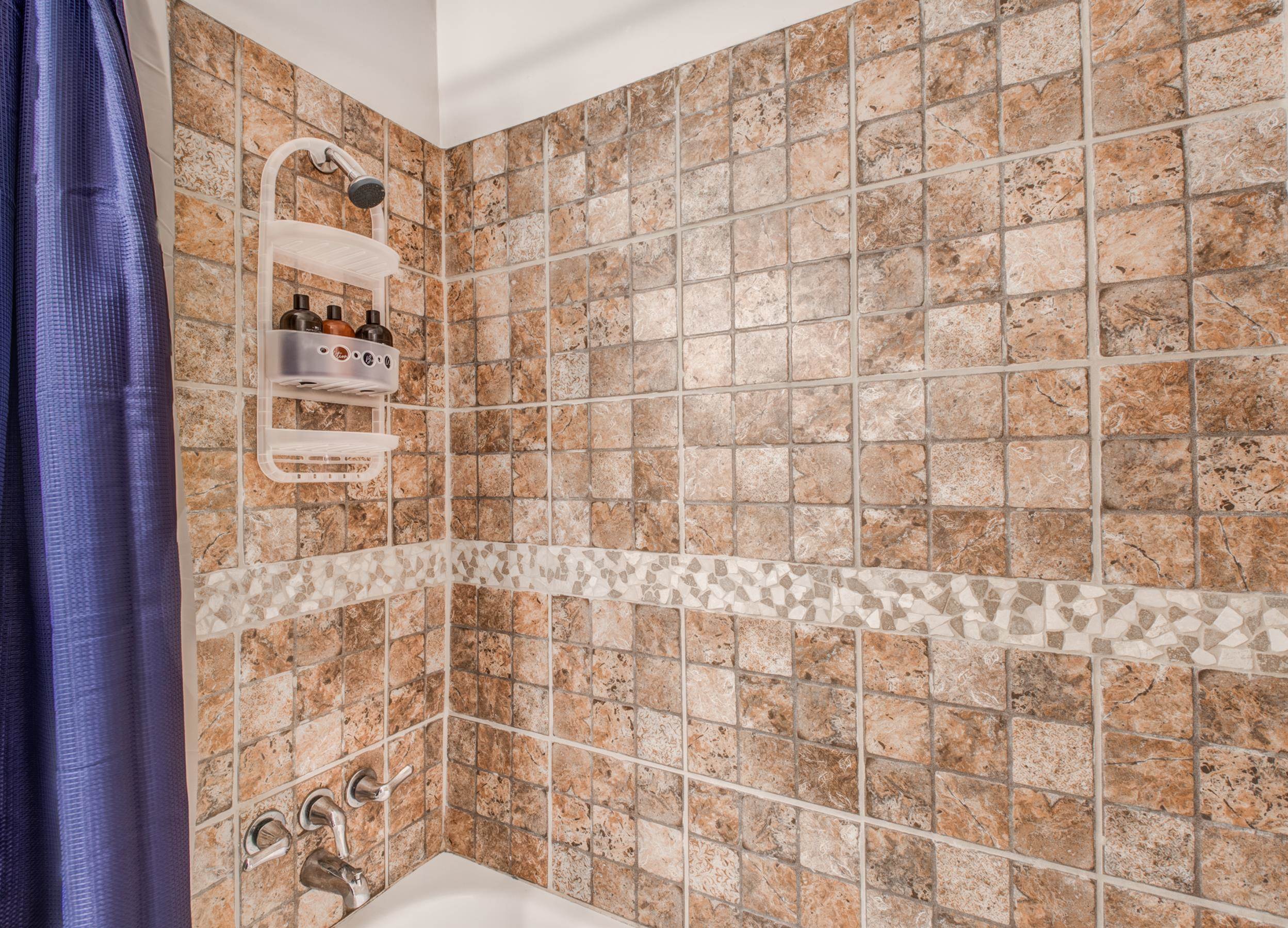 4850 Flamingo Road Memphis, TN 38117 - Photo 33 of 40 Full bathroom with shower / bathtub combination with curtain