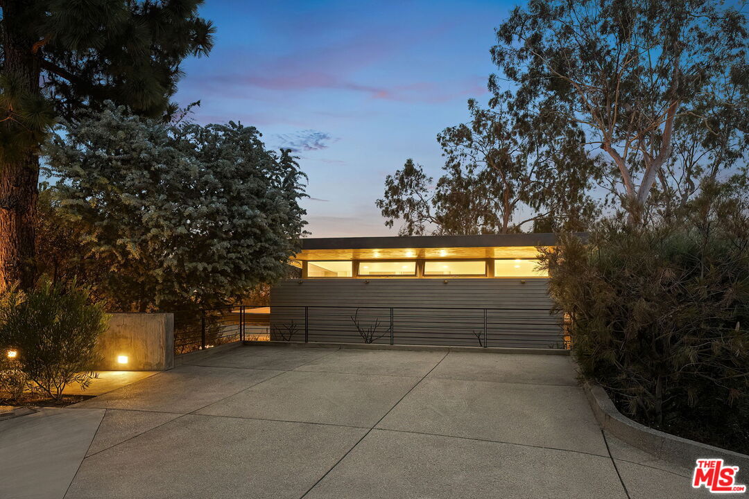 901 Kenter Way Los Angeles, CA 90049 - Photo 30 of 31