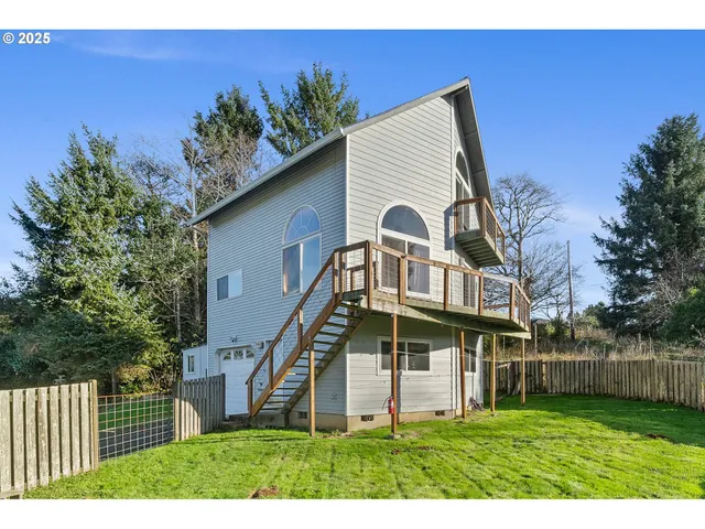 a view of a back yard of the house