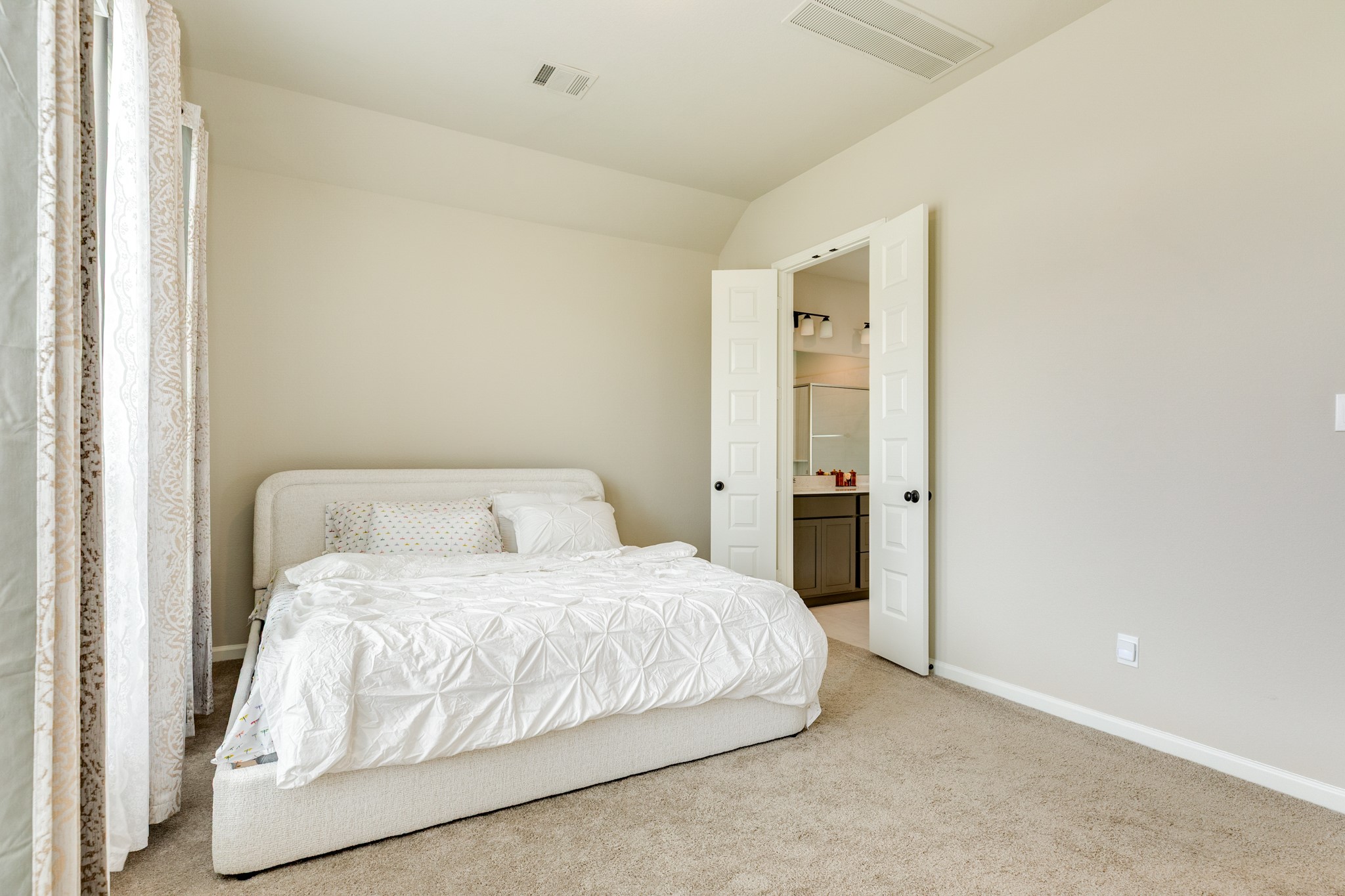 5039 Country Mdws Trail Iowa Colony, TX 77583 - Photo 20 of 50 a bedroom with a bed and a mirror