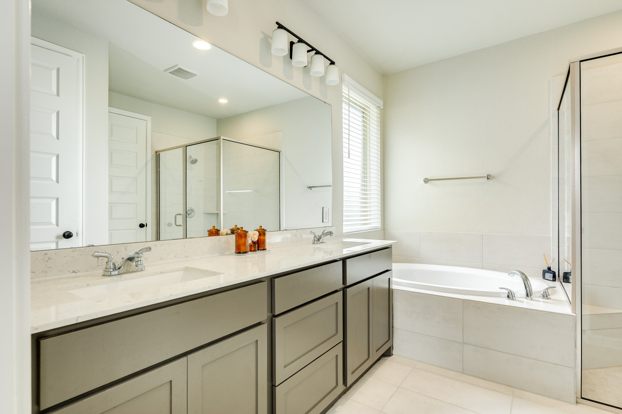 5039 Country Mdws Trail Iowa Colony, TX 77583 - Photo 21 of 50 a bathroom with a tub sink and mirror