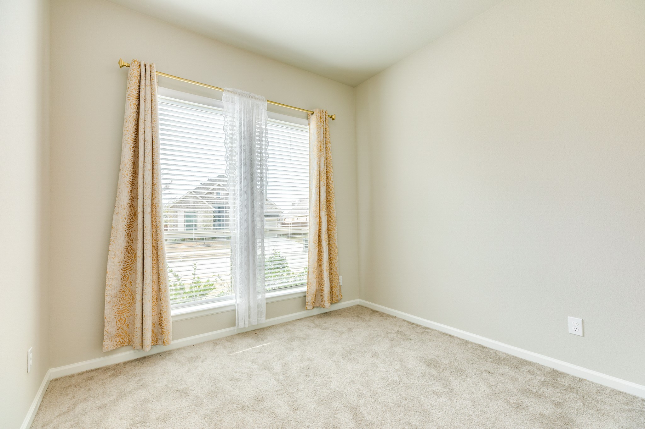 5039 Country Mdws Trail Iowa Colony, TX 77583 - Photo 4 of 50 an empty room with windows