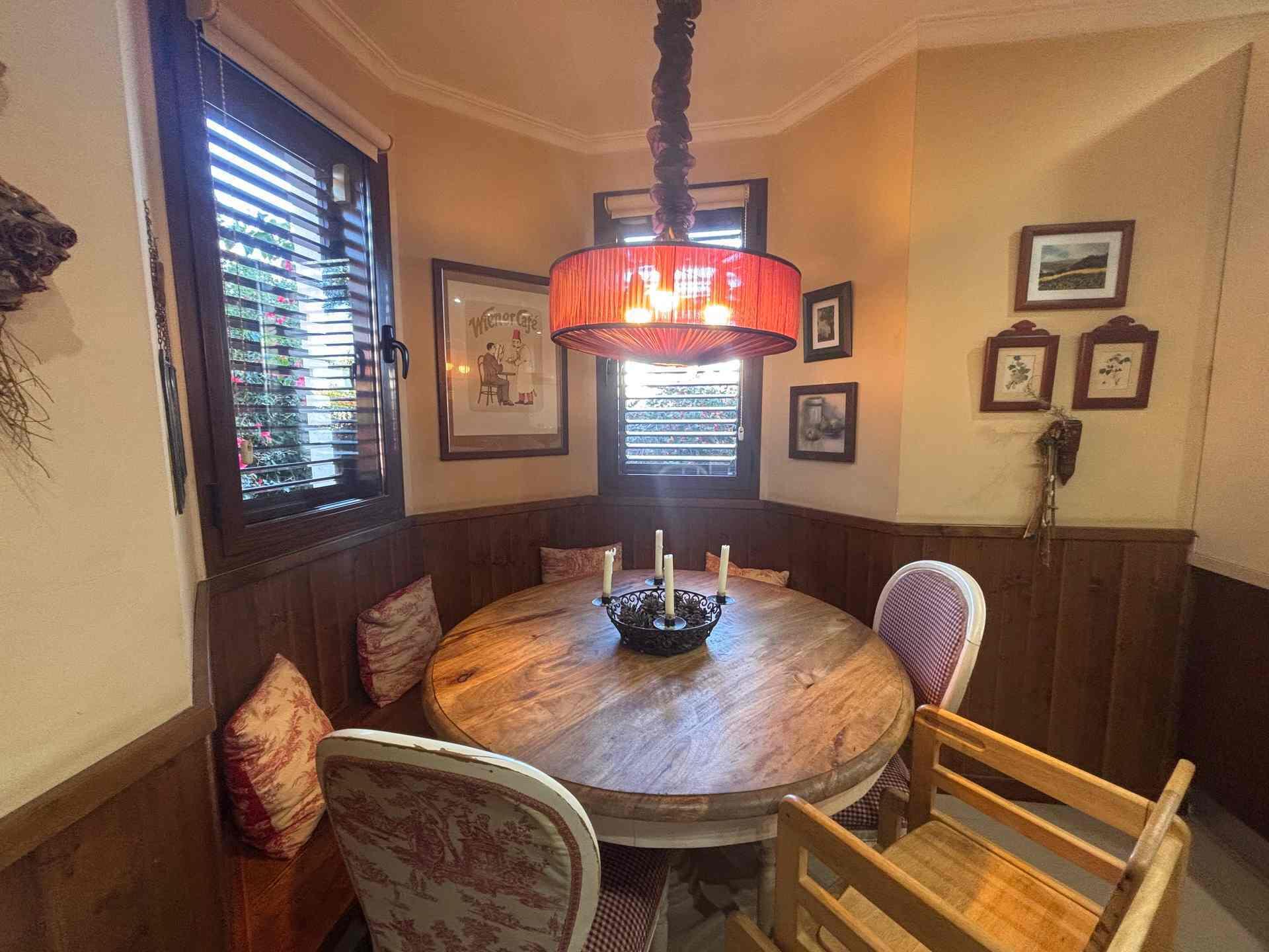 8 Carrer Del Teuladí Charlottesville, VC 46117 - Photo 2 of 30 a dining room with furniture and window
