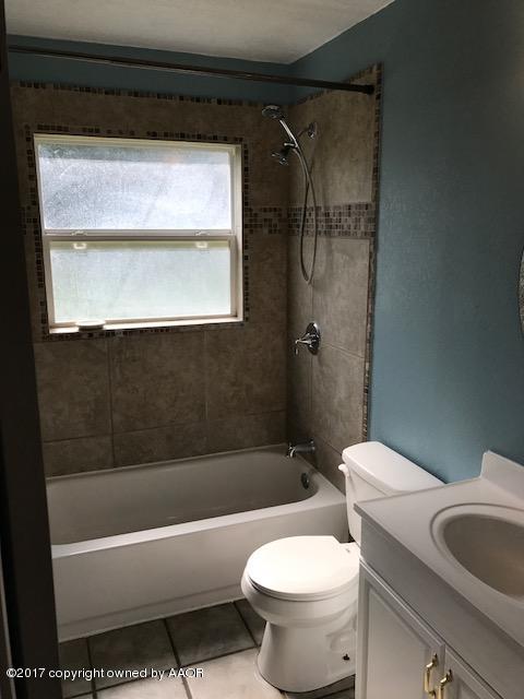 2814 Royal Road Amarillo, TX 79106 - Photo 6 of 6 Bathroom