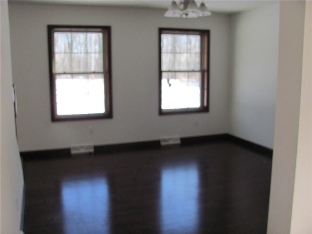 352 Thompson Road Chicora, PA 16025 - Photo 4 of 21 Living Room