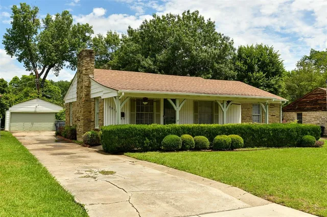 a view of an house with backyard space and garden