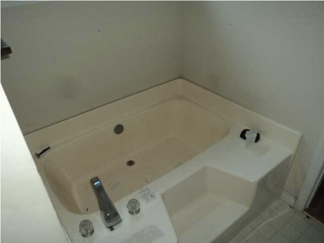 111 Brister Road Vicksburg, MS 39183 - Photo 12 of 14 Bathroom 2 bathtub