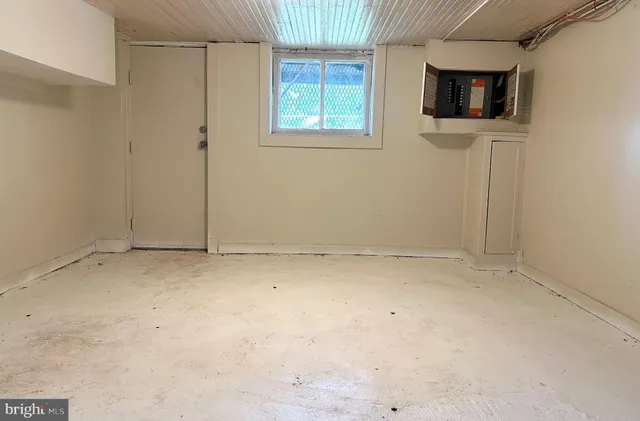 a view of a dinning table and chairs in the patio